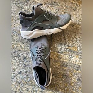 Nike Men’s Air Huarache Shoes - 9.5